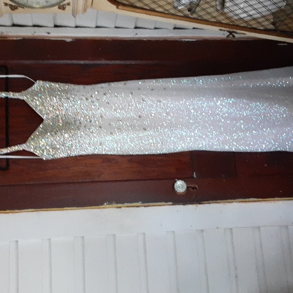 La Femme Dresses & Skirts - La Femme sz 8 total beaded and sequined gown